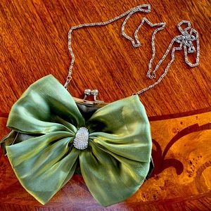 Super Cute Clutch with Bow comes with 2 sizes of chain for straps.